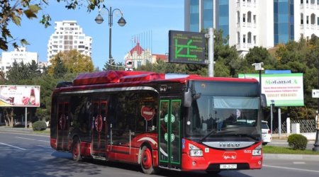 Başı telefona qarışan “BakuBus”sürücüsü qəza törətdi - ANBAAN VİDEO