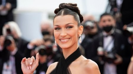 Bella Hadid Kann festivalına geyimi ilə səs saldı - Sinəsində parça yox idi - FOTO