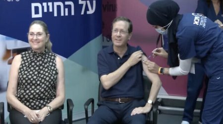 İsrail Prezidenti peyvəndin üçüncü dozasını vurdurdu