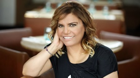 Müğənninin ətəyi qalxdı, görün ƏRİ NEYLƏDİ - VİDEO