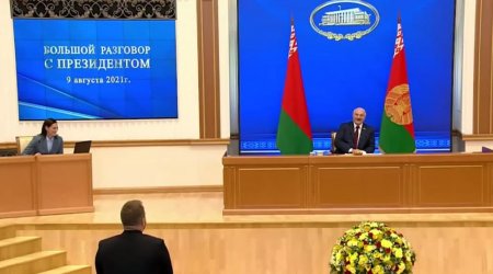 Ukraynalı jurnalistin sualı Lukaşenkonu hirsləndirdi: “Ehtiyatlı ol, burda onun əri oturub” - VİDEO
