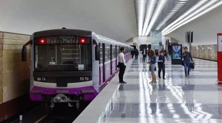 Bakı metrosunda qadın qatar yoluna düşüb