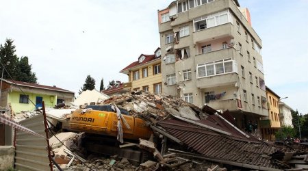 İstanbulda bina çökdü