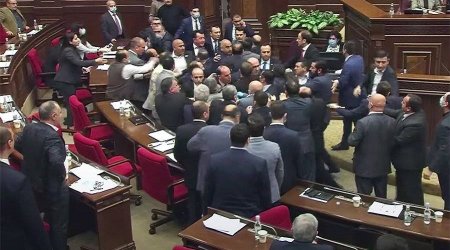 Ermənistandakı gərginliyin 4 SƏBƏBİ – Parlamentdəki davalar nədən xəbər verir?