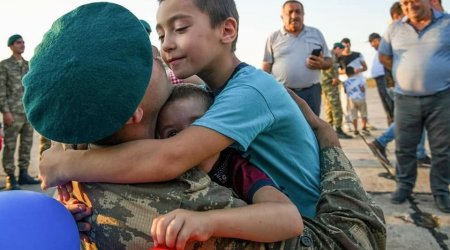 Sülhməramlılarımızı Bakıda yaxınları belə qarşıladı – FOTO