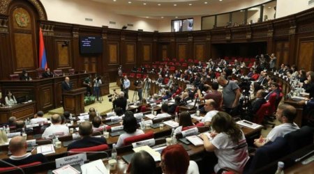 Erməni əsgər atası: “Hakimiyyət gecə-gündüz keçmişdə talan ediləni qəpik-qəpik qaytarmaqla məşğuldur”
