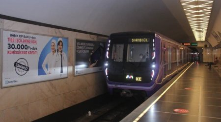 Bakı metrosunda kişi qatar yoluna yıxıldı