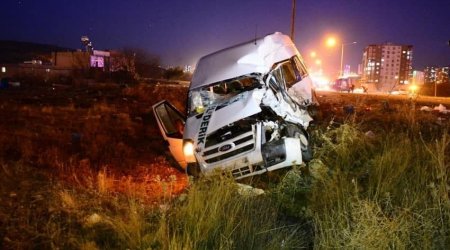 Türkiyədə mikroavtobus qəzaya düşdü - yaralananlar var
