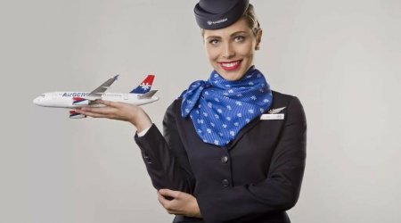 Amerikalı stüardessa pilot kabinəsində verdiyi bu pozla TƏƏCCÜBLƏNDİRDİ – FOTO