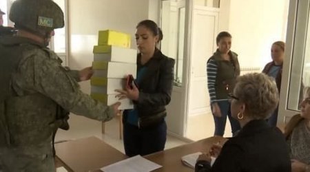 Rus sülhməramlıları erməni qızlarına isti paltar payladı