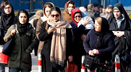 İranlı qadınlara yeni QADAĞA – Pizza və sendviç yemək olmaz