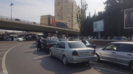 Yol polisi Bakıda tıxacı aradan qaldırmaq üçün hərəkətə keçdi – FOTO