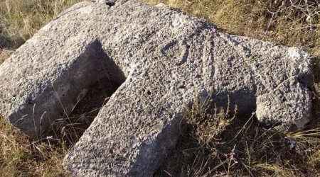 Laçında qəbirüstü at fiqurları tapıldı - FOTO