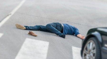 Bakıda avtomobil piyadanı vurdu