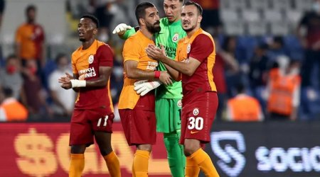 “Qalatasaray” iki futbolçu ilə yollarını ayırır