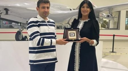 Azərbaycanlı yazıçı Səlcuk Bayraktara “Bayraktar” kitabını təqdim etdi - FOTO