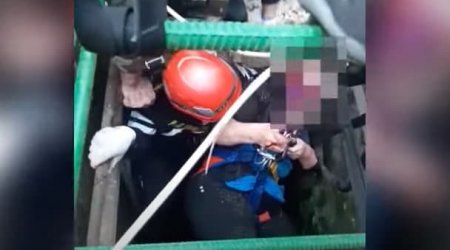 Bakıda quyuya düşən şəxsi FHN belə çıxardı - VİDEO