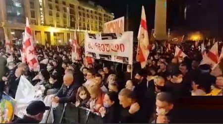 Tbilisdə minlərlə insan Saakaşvilinin azadlığa buraxılmasını tələb etdi - VİDEO