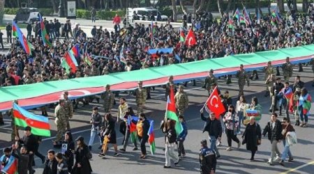 Zəfər Günündə TƏSİRLİ ANLAR: Qazinin ayağını öpmək istədi – VİDEO