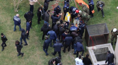 “Qış parkı”nın işçisi 10 metrlik şaxtaya düşdü - VİDEO