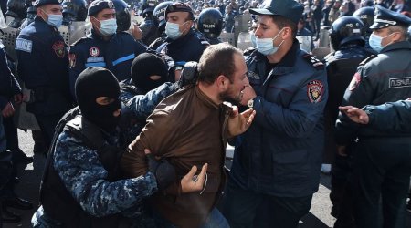 İrəvanda qarşıdurma: Polis bir neçə etirazçını həbs etdi - VİDEO