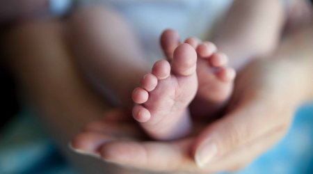 Bakıda binanın girişində yeni doğulmuş körpə tapıldı