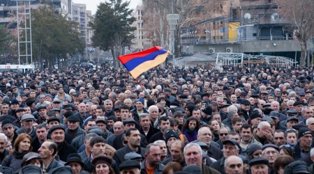 İrəvanda etiraz aksiyası: Paşinyanın istefası tələb edilir - VİDEO