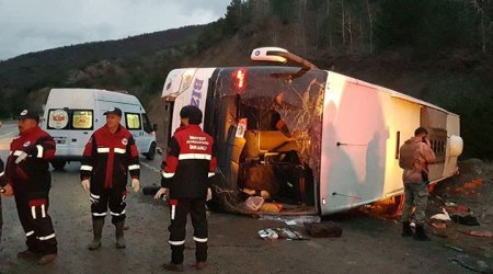 Türkiyədə avtobus aşdı, 22 nəfər yaralandı - VİDEO