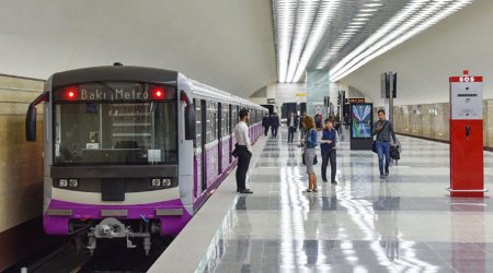 Bakı Metrosunda QORXULU HADİSƏ - Sərnişin relslərin üzərinə yıxıldı 