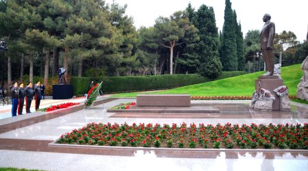 Müdafiə Nazirliyinin rəhbər heyəti Heydər Əliyevin məzarını ziyarət etdi - FOTO