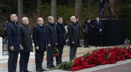 Dövlət və hökumət rəsmiləri Ulu Öndərin xatirəsini andılar - FOTO