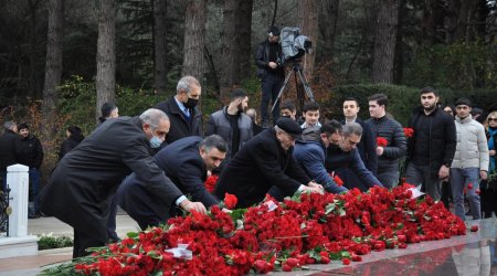 Xalq Heydər Əliyevin məzarını ziyarət edir - FOTO