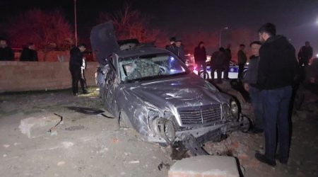 Gəncədə “Mercedes” hasara, sonra traktora çırpıldı - FOTO