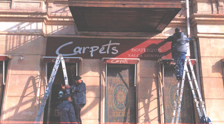 Bakıda tarixi abidələrin üzərindəki reklam lövhələri söküldü - FOTO