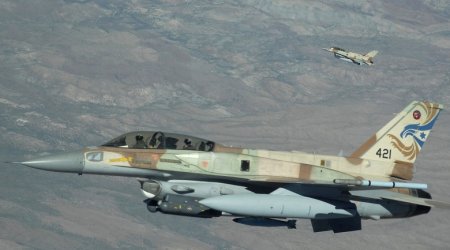 İsrail qırıcıları Latakiya limanını bombaladı
