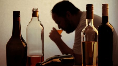 Alkoqolizmin 12 ƏSAS simptomu – Bu əlamətlər asılı olduğunuzu göstərir