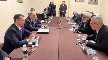 Kamran Əliyev iranlı həmkarı ilə görüşdü – Moskvada