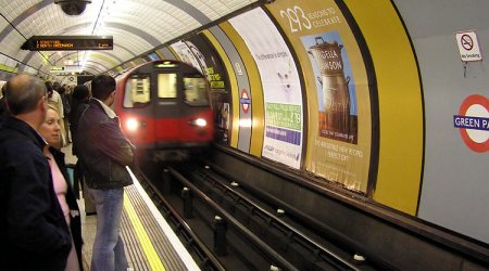 Gənc oğlan metroda qadını relslərin üzərinə itələdi - VİDEO