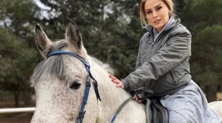 Roza Zərgərli ağ atın belində - VİDEO