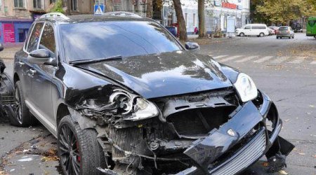 Qadın sürücü “Porsche”ni metal arakəsmələrə çırpdı  - 2 nəfər xəstəxanalıq oldu