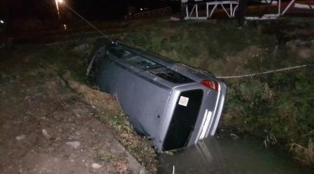 Ucarda ağır qəza: avtomobil su arxına düşdü - 5 nəfər xəsarət aldı - FOTO