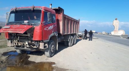 Siyəzəndə ağır QƏZA – Yük maşını minik avtomobili ilə toqquşdu – FOTO