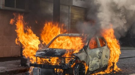 İrəvanda çaxnaşma: Nazirliyin qarşısında avtomobil yandırıldı və... - VİDEO