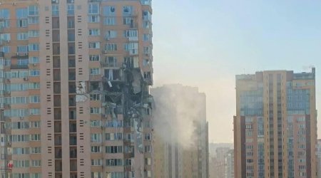 Kiyevdə yaşayış binasının raketlə vurulma anının görüntüsü yayıldı – ANBAAN VİDEO 