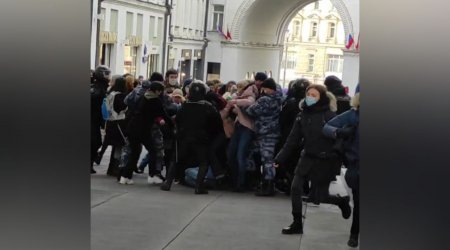 Rusiyada etirazçılar polisləri döydülər – VİDEO