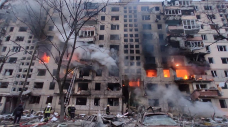 Ukraynada daha bir yaşayış binası raketlə vuruldu, ölənlər var - FOTO/VİDEO