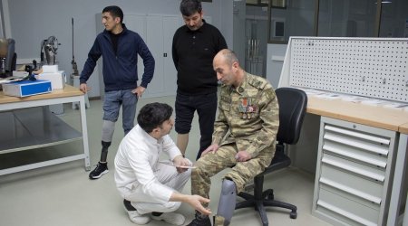 Bir qrup qaziyə yüksək texnologiyalı protezlər verildi - FOTO