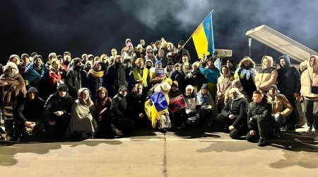 Ukraynalı qaçqınlar Rusiya “TIR”larının önünü kəsdi – 50 kilometrlik NÖVBƏ 