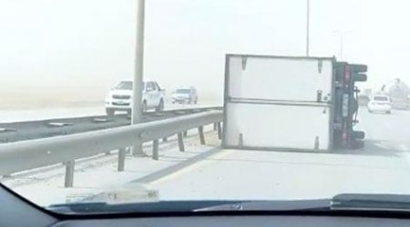 Bakıda külək yük avtomobilini aşırdı – FOTO/VİDEO