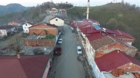 Eyni məhəllədə 2 fərqli iftar saatı - Aralarında 7 metr məsafə var